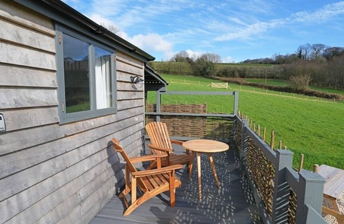 Sidmouth Cabin | Charming Hut with Outdoor Bath & Decking, Sea Views
