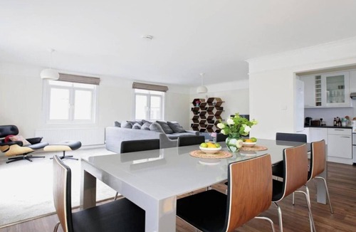 Bayswater Apartment | Charming Hyde Park Mews – Spacious 3-Bedroom Home with Balcony & Parking