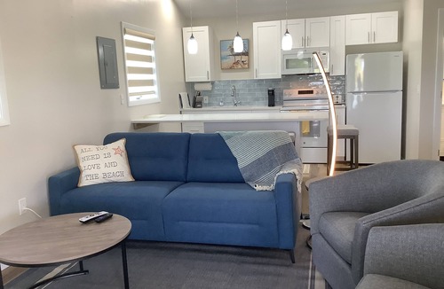 Bahama Reef Apartment | Charming New Blue Studio on water with dock, WiFi & AC in fun time Freeport
