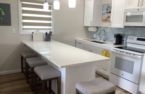 Bahama Reef Apartment | Charming New Blue Studio on water with dock, WiFi & AC in fun time Freeport