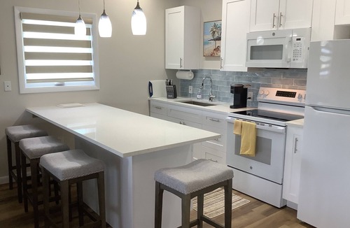 Bahama Reef Apartment | Charming New Blue Studio on water with dock, WiFi & AC in fun time Freeport