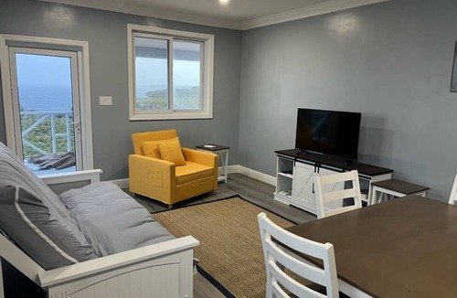 Winding Bay Cottage | Charming private cottage with WiFi and AC in beautiful Whale Point