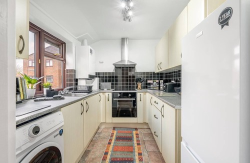 Waltham Cross Apartment | Charming Retreat in Waltham Cross. 20 Mins to Central London
