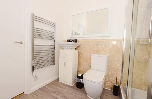 Limehouse Apartment | Charming Riverside flat with Covered Parking