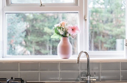 Thames Ditton House | Charming Thames Ditton Apt- Sleeps 6- Free Parking
