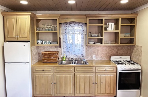 Alice Town House | Cheerful Bahamian Pad. Walk to Beaches, Bars, Restaurants, Grocery-Liquor stores
