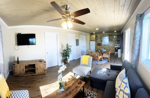 Alice Town House | Cheerful Bahamian Pad. Walk to Beaches, Bars, Restaurants, Grocery-Liquor stores