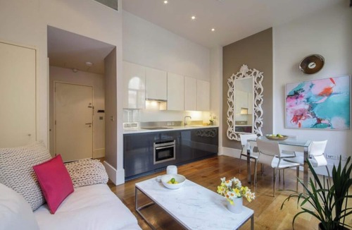Mayfair Apartment | Chic 1-bedroom apartment with WiFi, AC in fabulous london Muslim douche 4 people