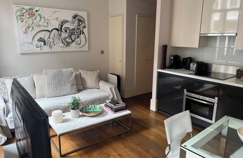 Mayfair Apartment | Chic 1-bedroom apartment with WiFi, AC in fabulous london Muslim douche 4 people
