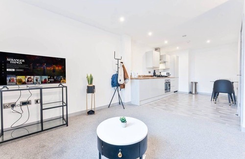 Wolverhampton Apartment | Chic 1BR Central Apartment Minutes to Station
