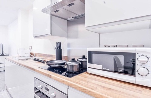 Wolverhampton Apartment | Chic 1BR Central Apartment Minutes to Station