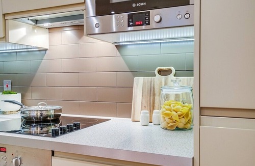 St. Mary's Park Apartment | Chic 2BR Escape - Prime Battersea Location