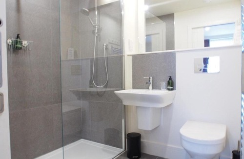 Edinburgh Apartment | Chic and Classy Studio on Easter Road - Flat 1, Elgin House Apartments