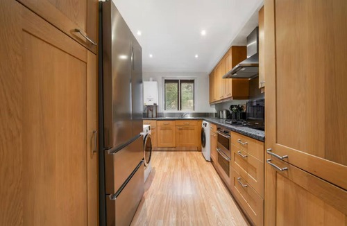 Abingdon Apartment | Chic Kensington Apartment with Pool, Gym, Sauna, Balcony & 24-Hour Concierge