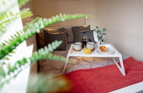 Higham Ferrers Apartment | Chichele House, sleeps 8, Nr Rushden Lakes, allocated parking, corporate welcome