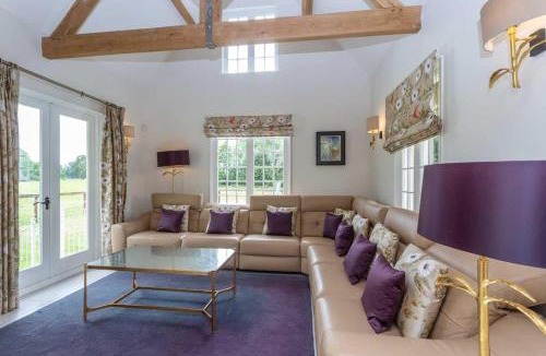 Hemingford Abbots House | Chocolate Box Thatched Lodge by the Lake