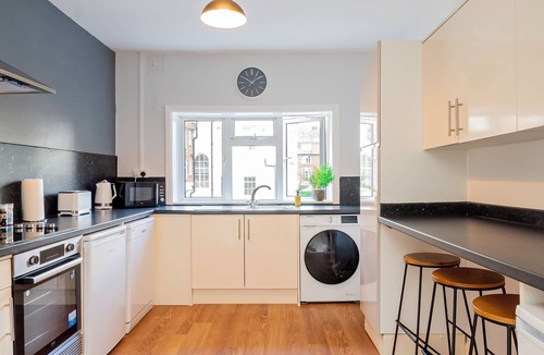 Southampton City Centre Apartment | City Centre 3-Bed Apartment – Sleeps up to 8 guests, with NCP car park next door (pay for parking). Walking distance to the Mayflower Theatre, shops, and transport. Ideal for families, groups, or business stays.