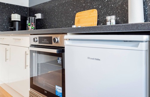 Southampton City Centre Apartment | City Centre 3-Bed Apartment – Sleeps up to 8 guests, with NCP car park next door (pay for parking). Walking distance to the Mayflower Theatre, shops, and transport. Ideal for families, groups, or business stays.