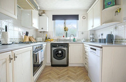 Knowle Sands House | City Centre House Pool Table Driveway Parking Sky TV Fast Wifi Yoko Property