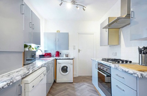 Northampton House | City Centre House Sleeps 7 Free Parking Fast Wifi Sky TV Netflix Self-Check-In Yoko Property