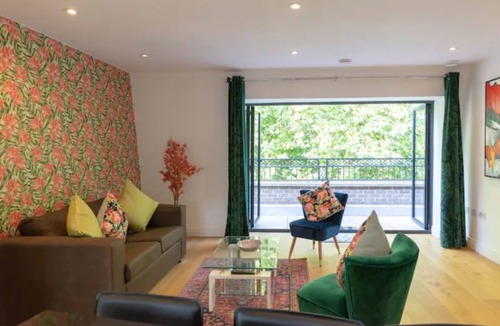 Cambridge City Centre Apartment | City Centre Penthouse with Balcony 5 mins walk to Colleges and Sleeps 6