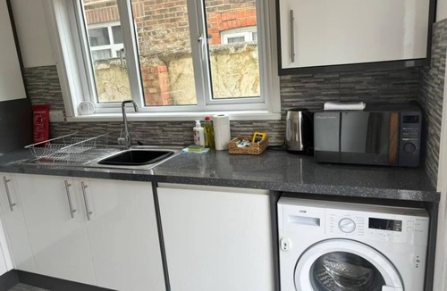 Southsea House | 🎶 City Chic Spacious 5BR Home | 7MINS to Victorious Festival Ground! 🌊