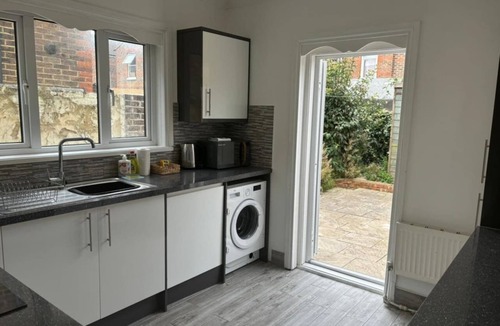 Southsea House | 🎶 City Chic Spacious 5BR Home | 7MINS to Victorious Festival Ground! 🌊