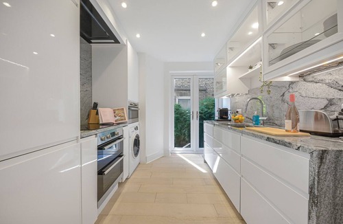 Queen's Park Apartment | Classic 2bed Victorian Central London Retreat