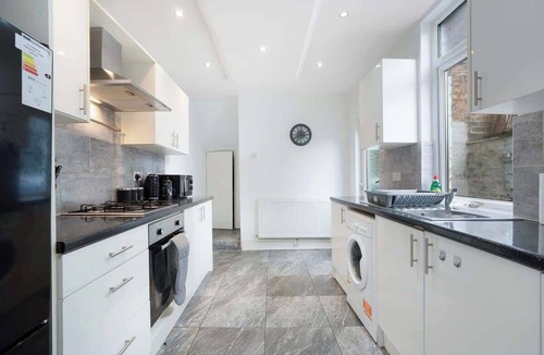 Thornaby On Tees House | Classic 4 Bedroom Retreat close to Infinity Bridge
