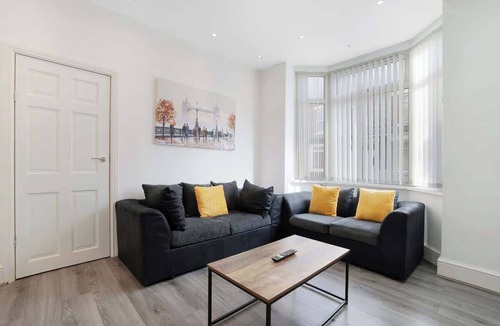 Thornaby On Tees House | Classic 4 Bedroom Retreat close to Infinity Bridge