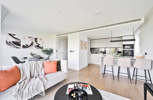 Shepherd's Bush Apartment | Classy Modern Flat | Luxury & Comfy | Near Westfield & Tube