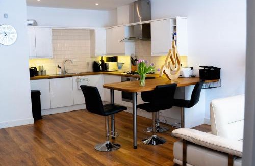 London Borough of Bromley Apartment | Cleave House - Modern 3 Bed and 2 Bath House - Sleeps 6 - Contractors Corporate and Family Friendly