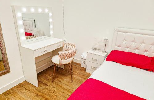 London Borough of Bromley Apartment | Cleave House - Modern 3 Bed and 2 Bath House - Sleeps 6 - Contractors Corporate and Family Friendly