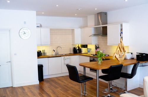London Borough of Bromley Apartment | Cleave House - Stylish n Chic 3 Bed House Mins From Central London