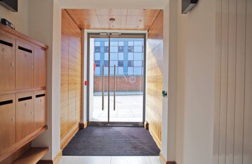 Farringdon Apartment | Clerkenwell Near Station With Lift & Balcony