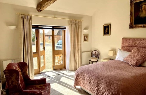Henley-on-Thames House | Clock Tower - 2 Bed Pretty Unique Barn with Indoor Pool