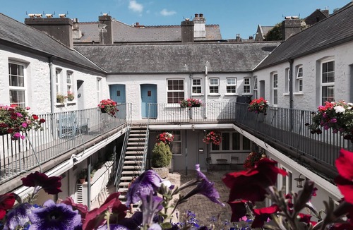 Torquay City Centre Cottage | Coaching mews just a few steps from harbour and town centre in quiet cul de sac - 1 bed ground floor