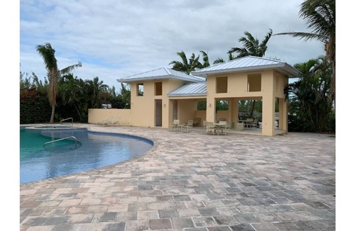 Bahamia West Condo | Coastal Charm Waterfront