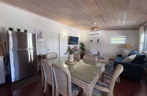 Dunmore Town Apartment | Coastal Chic - Cozy 2BR 3bd in charming Harbour Island Steps to Pink Sand Beach