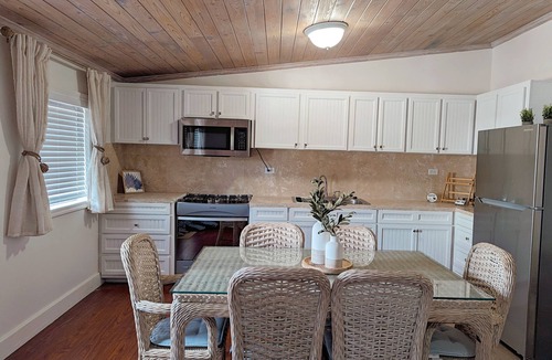 Dunmore Town Apartment | Coastal Chic - Cozy 2BR 3bd in charming Harbour Island Steps to Pink Sand Beach