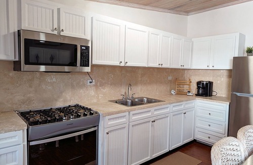 Dunmore Town Apartment | Coastal Chic - Cozy 2BR 3bd in charming Harbour Island Steps to Pink Sand Beach