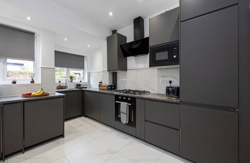 Chorlton-cum-Hardy House | CollegeHouse-FREEParking&HighSpeedWIFI-Modern-Cosy