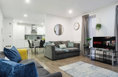 Canning Town Apartment | Comfortable 3-Bed close to Excel Ideal for Groups