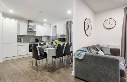 Canning Town Apartment | Comfortable 3-Bed close to Excel Ideal for Groups