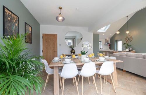 Cheltenham House | Comfortable & Contemporary 5-Bed 3 Bathroom Home