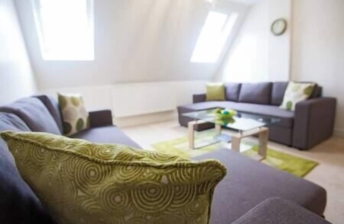 Swindon Apartment | Comfortable Swindon 3 bedroom Town Centre Apartment with en-suite, FREE Parking
