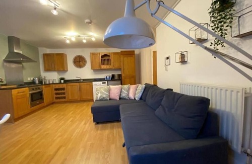 Derby Apartment | Comfy Nest Blue Apartment near City Centre in Derby