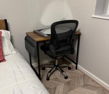 Ashton-under-Lyne Apartment | Comfy Studio Flat and Workspace near Ashton-U-Lyne Station
