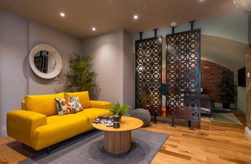 Worcester Apartment | Commandery Vaults - Luxury Apartment in City Centre with SKY TV