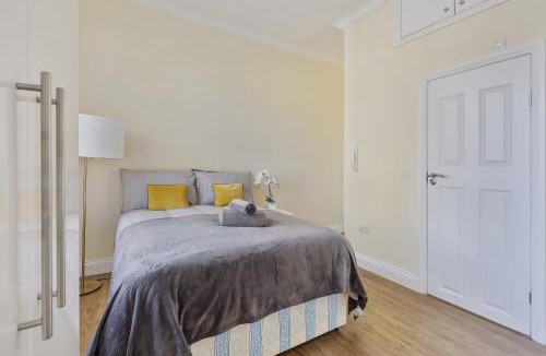 Shepherd's Bush Apartment | Compact Studio Flat - Shepherds Bush-Notting Hill